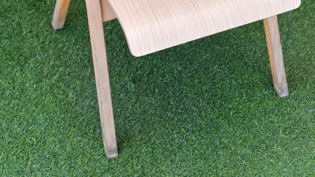 Silla de madera sobre césped artificial