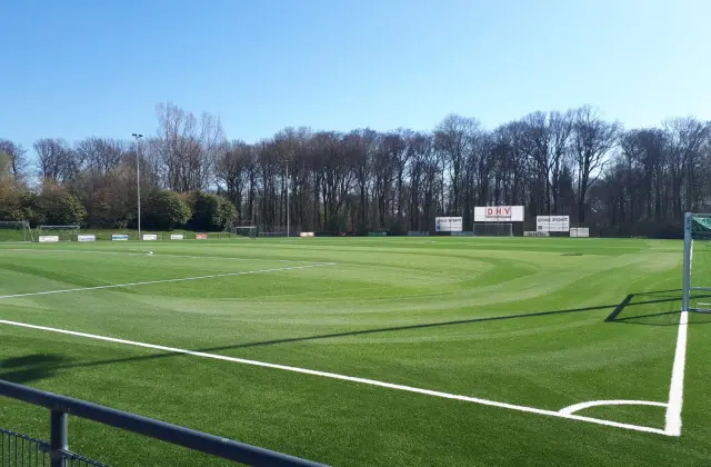 Cancha de fútbol de césped artificial vista desde el córner