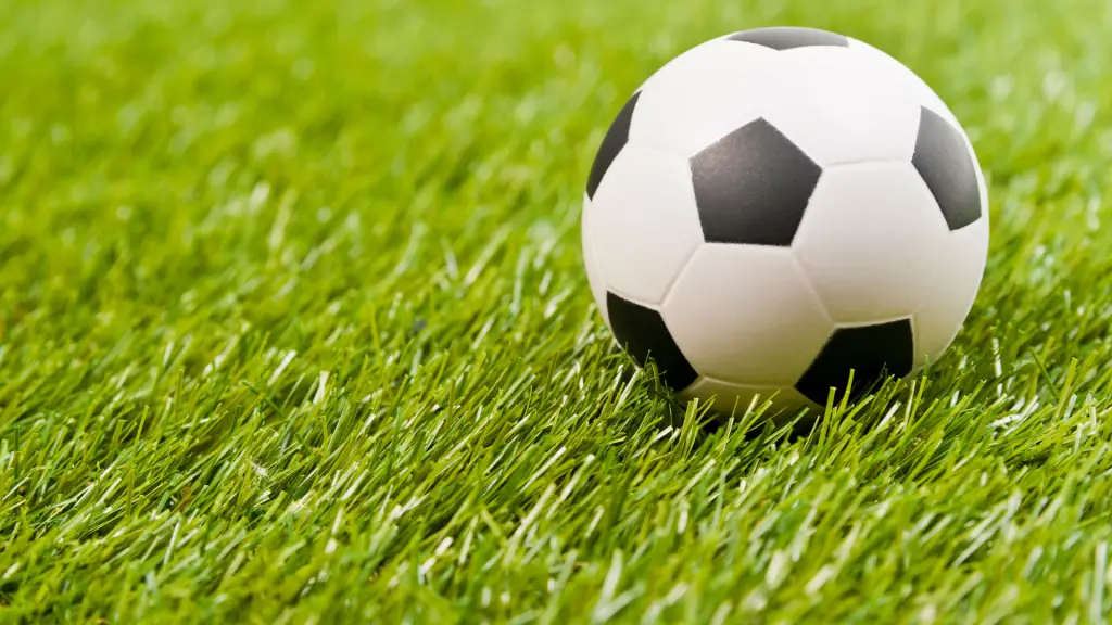 Pelota de fútbol sobre césped artificial