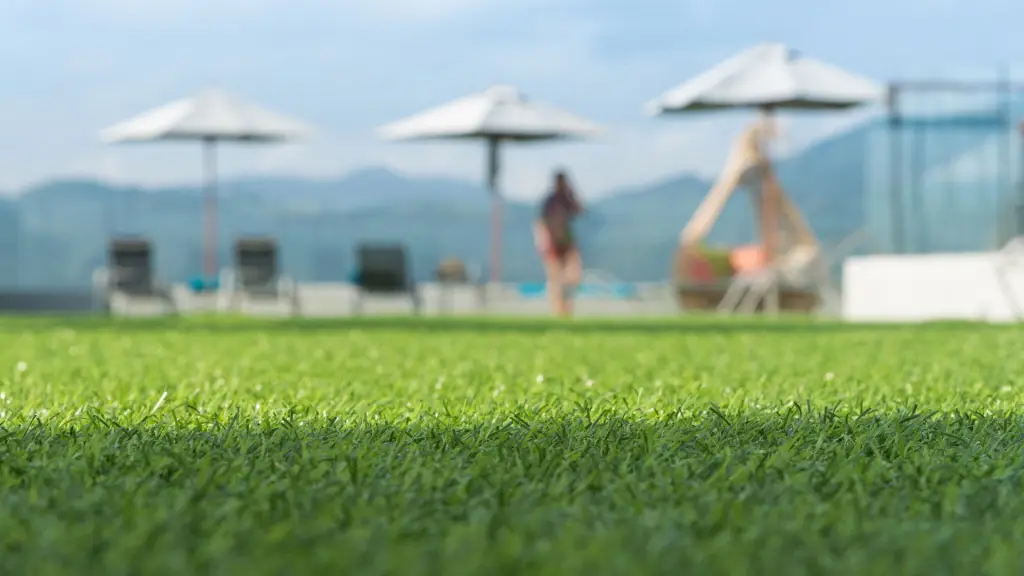 Césped artificial en una terraza con sombrillas